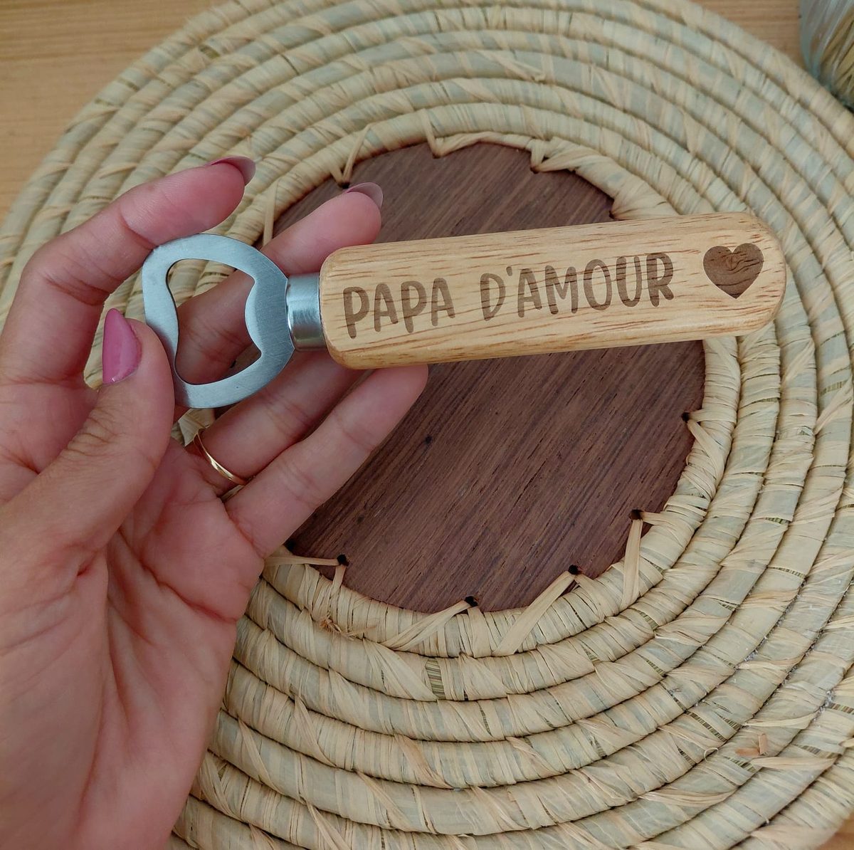 Décapsuleur bois gravé